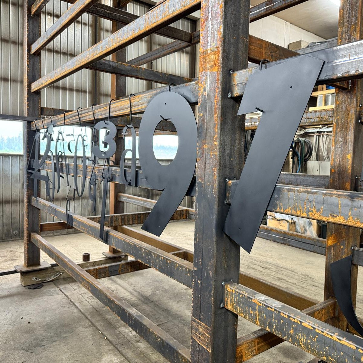 Valmiit talonumerot tehtaassa