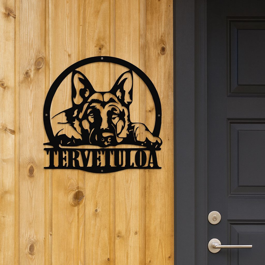 Kustomoitava Saksanpaimenkoira metallikyltti, jossa valpas koira seisoo teräksisessä siluettikuvassa. Kyltin alapuolelle voi lisätä oman tekstin, kuten “Tervetuloa”, “Varo koiraa”, koiran nimen tai sukunimen. Tyylikäs ja personoitava koriste kotiin, porttiin tai aitaukseen.
