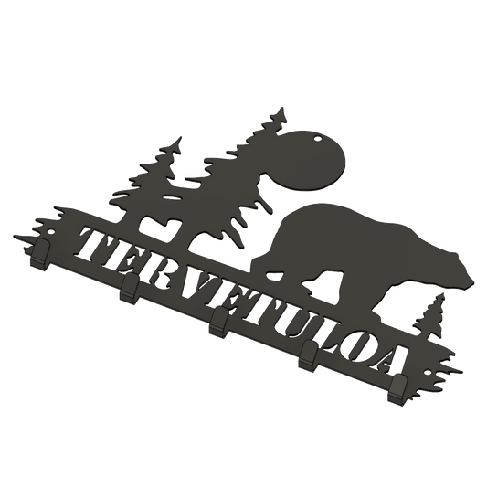 Metallinen seinänaulakko Karhu jossa karhu kulkee metsän keskellä tunnelmallisessa siluetissa. Suomessa valmistettu laserleikattu naulakko voidaan kustomoida omalla tekstillä kuten perheen tai mökin nimellä. Luonnonläheinen ja kestävä design sopii kotiin mökille tai lahjaksi.