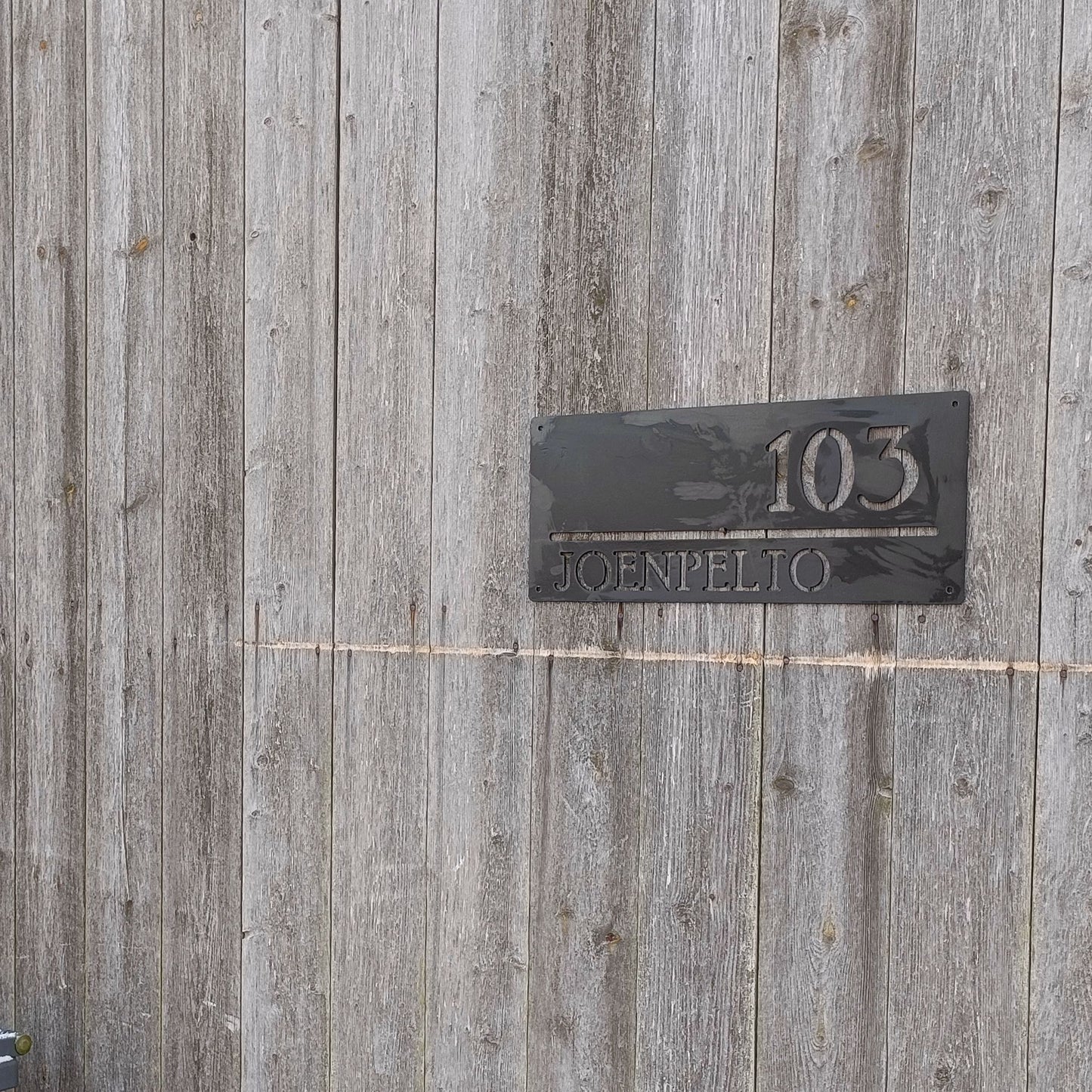 Rouhea metallinen kustomoitava talonumero nimellä