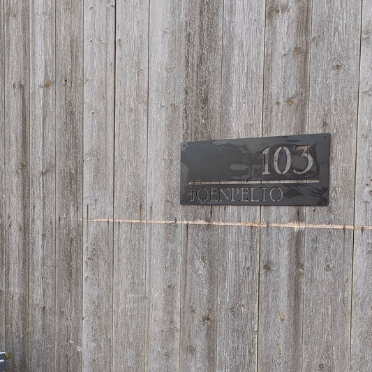 Rouhea metallinen kustomoitava talonumero nimellä