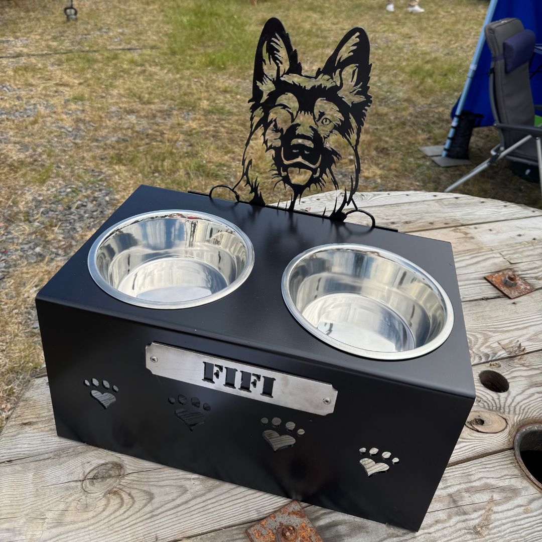 Korotettu L ruokakuppi isolle koiralle painava ja tukeva metallinen ruokakuppiteline, joka on helppo puhdistaa. Kustomoitava ja vaihdettava nimikyltti. Kustomoitava koirarotu. Vähentää koiran närästystä ja toimii samalla tyylikkäänä sisustuselementtinä.